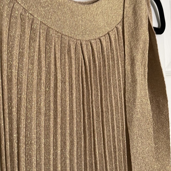 Gold sparkle pleated knit sleeveless top / tunic size large - Picture 2 of 3